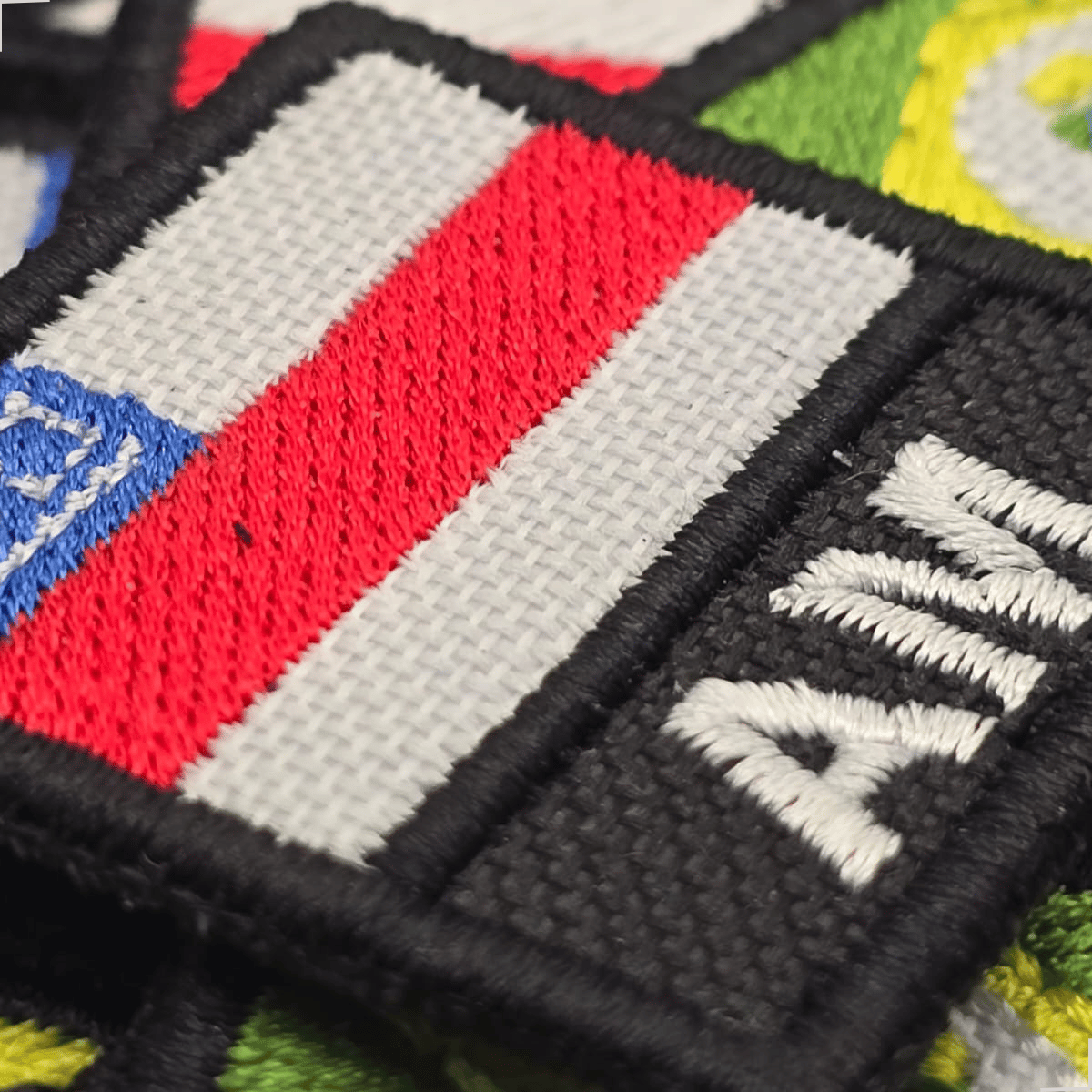 Detalhe do patch bordado da bandeira do Amazonas com sigla AM