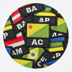 Conjunto de patches bordados com bandeiras e siglas de estados brasileiros