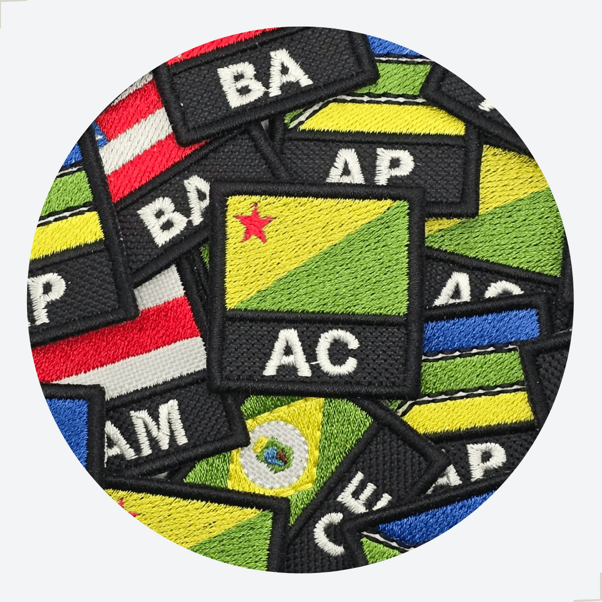 Conjunto de patches bordados com bandeiras e siglas de estados brasileiros