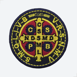 Patch bordado redondo da Medalha de São Bento com cruz e inscrições em azul, vermelho e amarelo